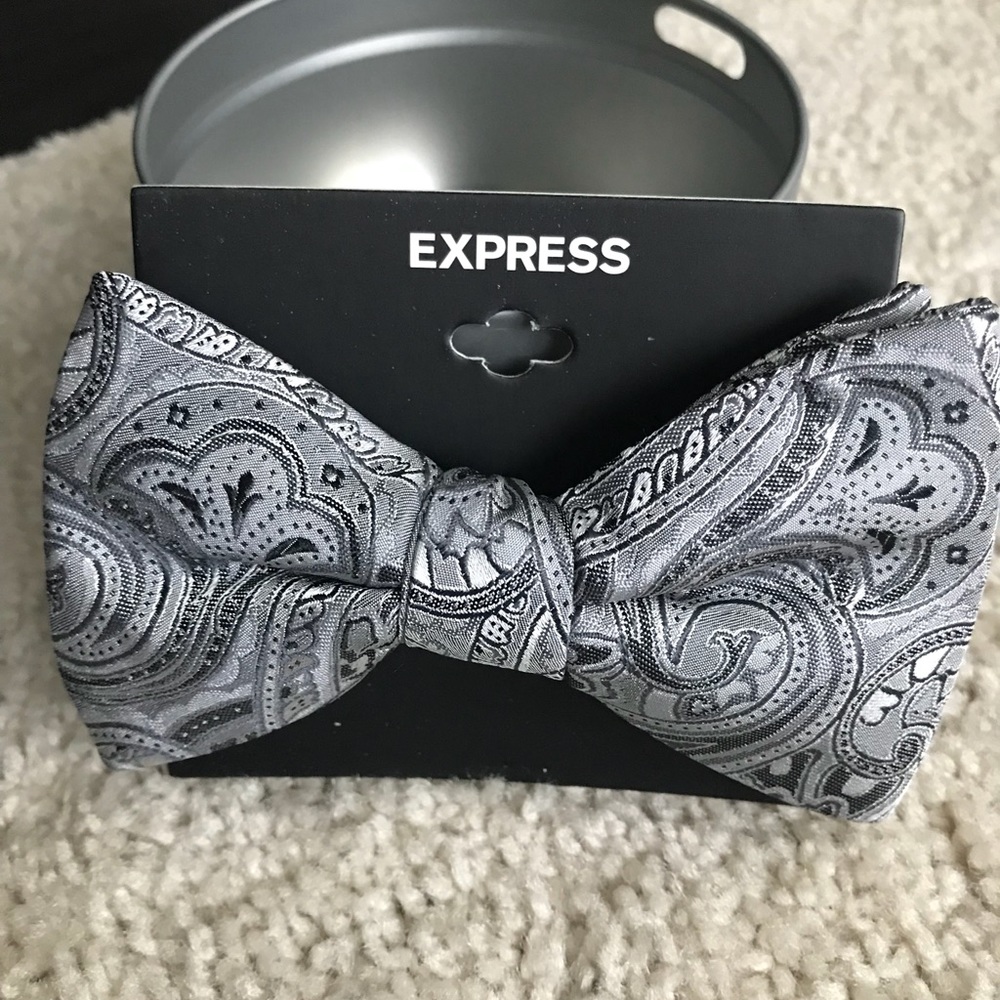 Express Paisley Bow Tie